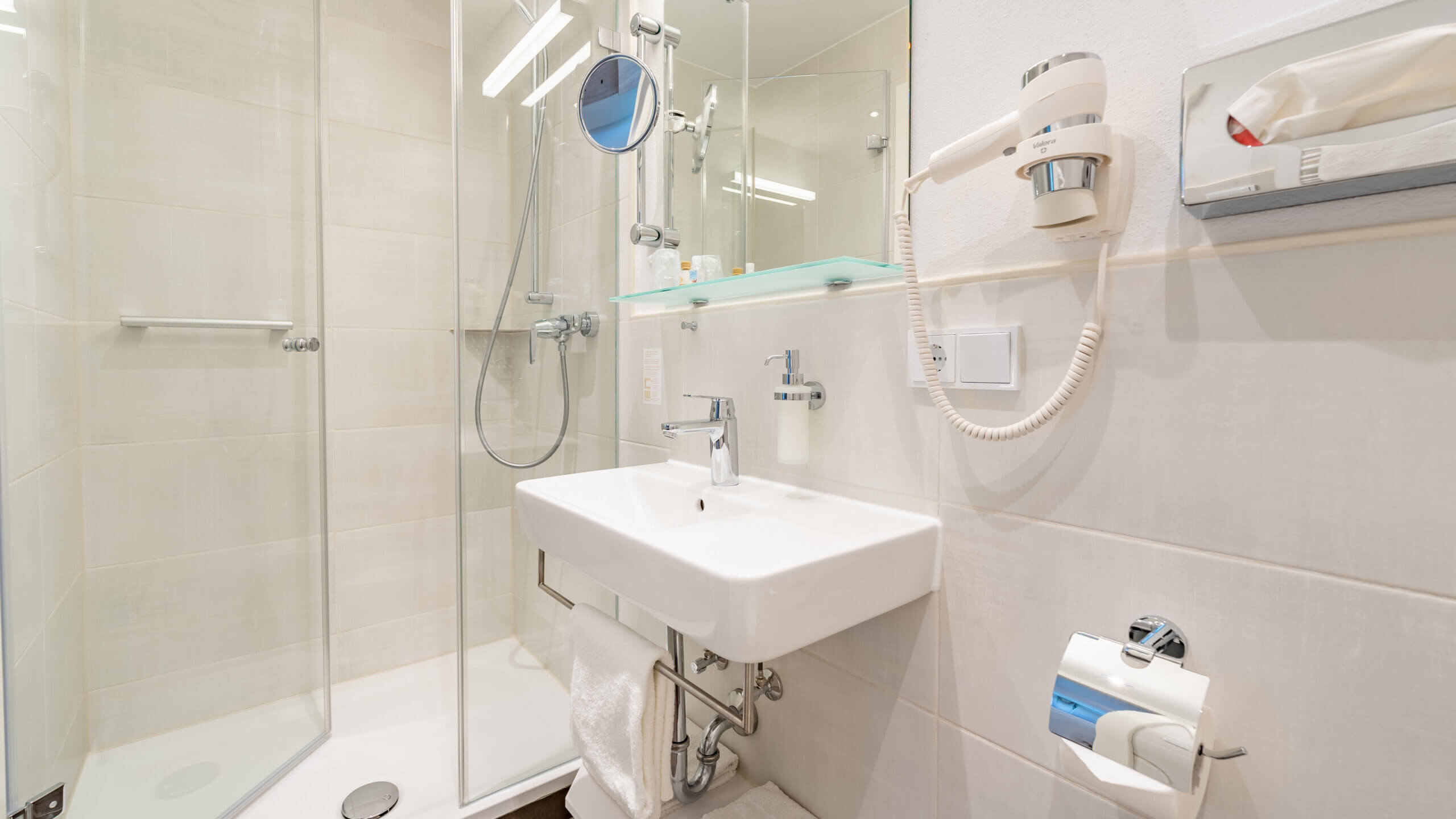 Modernes Bad mit Waschbecken und Dusche <p>Modernes Bad mit Waschbecken und Dusche</p>