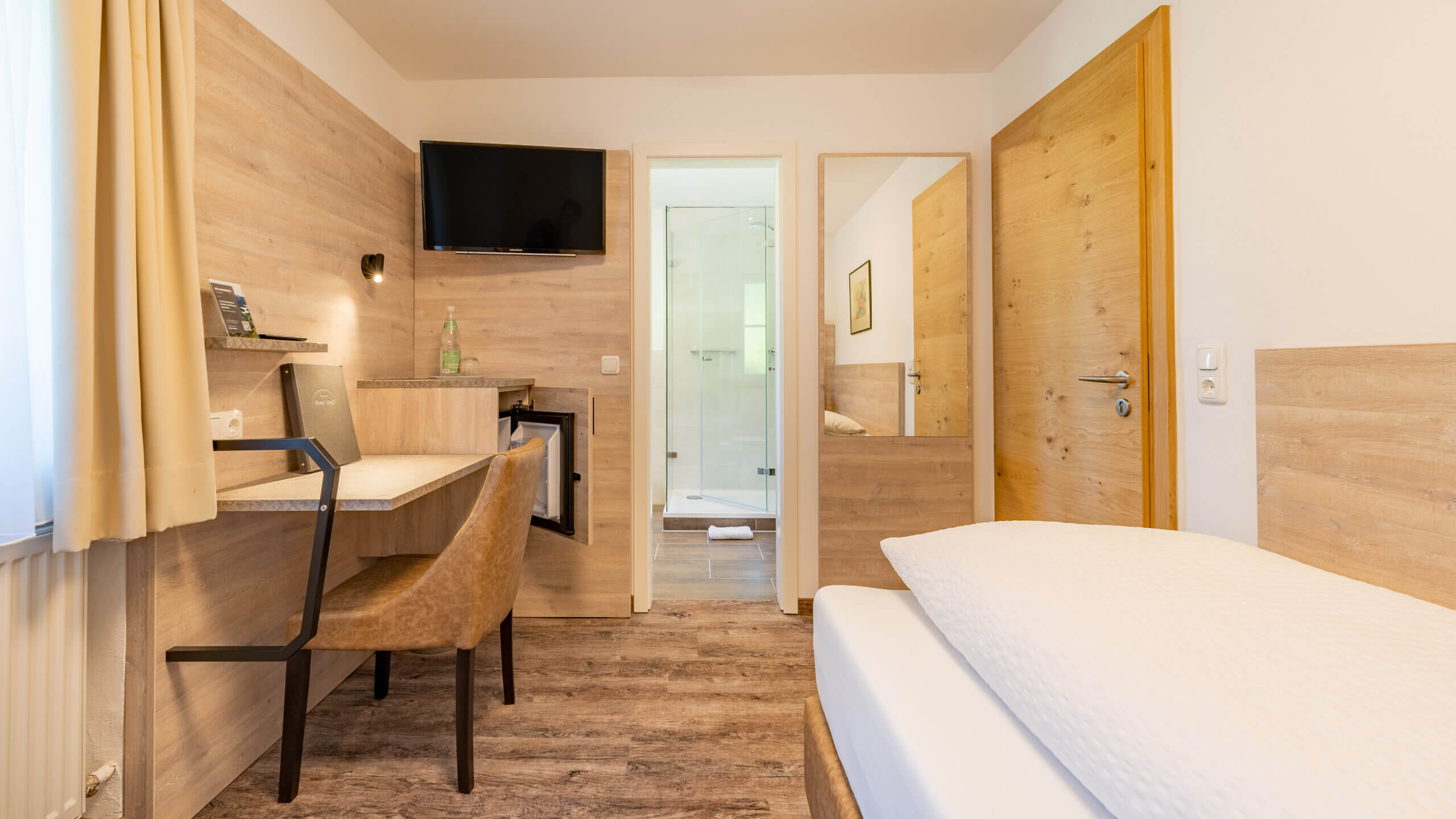 Praktischer Blick auf Bett, TV und Badezimmer in einem <p>Praktischer Blick auf Bett, TV und Badezimmer in einem</p>