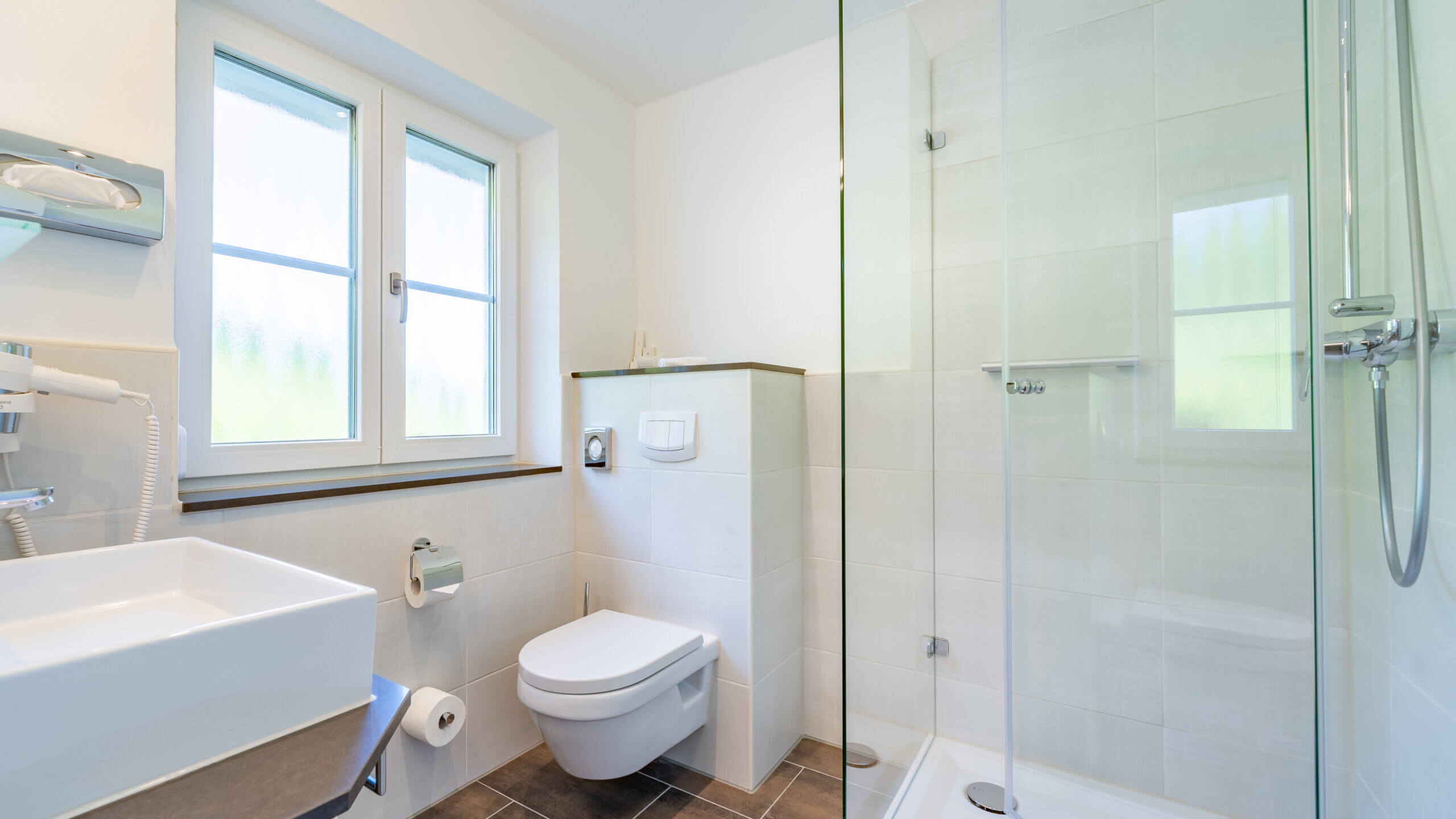 Helles Bad mit Fenster, Toilette und Dusche <p>Helles Bad mit Fenster, Toilette und Dusche</p>